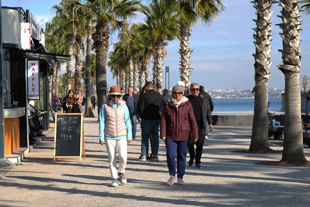 Konyaaltı Sahili’nde Güneşlenip Denize Girdiler 2